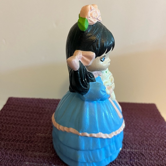 VINTAGE 1970’s CERAMIC SOUTHERN GIRL HOLDING HER CAT. BROWN HAIR BLUE EYES - Picture 5 of 9